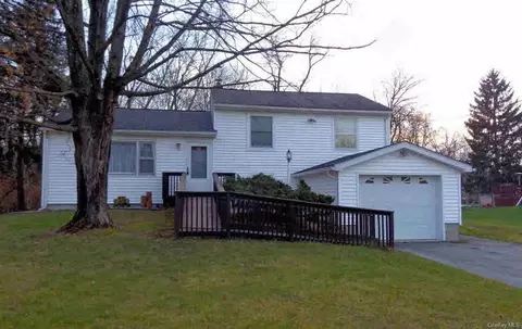 8 Dakin Rd, Poughkeepsie, NY 12590 photo 1