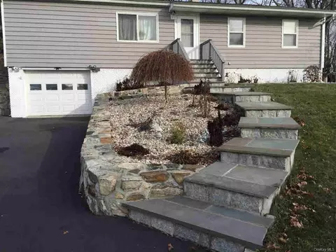 35 Riverview Dr, Fishkill, NY 12524 photo 1