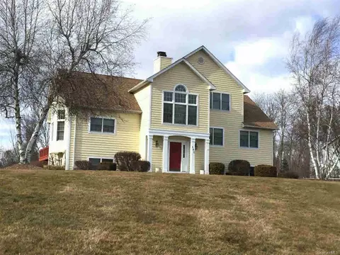 195 Windsor Rd, Fishkill, NY 12524 photo 1