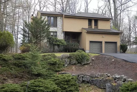 8 Red Oak Ln, Fishkill, NY 12524 photo 1