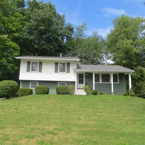 271 Cabot Ct, Fishkill, NY 12524 photo 1