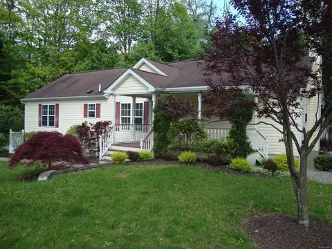 84 Ray Blvd, Poughkeepsie, NY 12603 photo 1