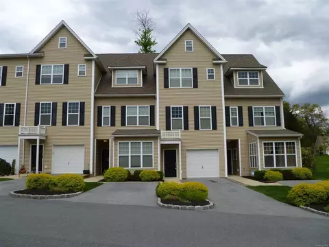 4 Erin Ct #4, Poughkeepsie, NY 12601 photo 1