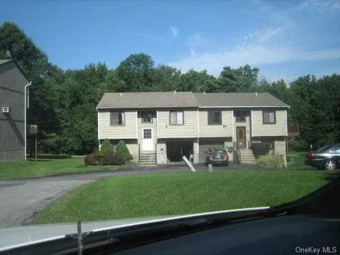 25 Spruce Ct, Fishkill, NY 12524 photo 1