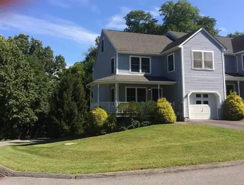 20 Windsor Ct, Poughkeepsie, NY 12601 photo 1