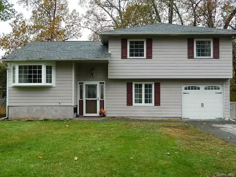 6 Bellmore Dr, Poughkeepsie, NY 12603 photo 1
