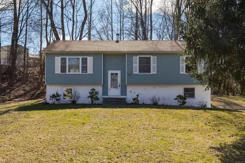 32 Camelot Rd, Poughkeepsie, NY 12603 photo 1