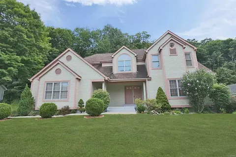 21 Coachlight Dr, Poughkeepsie, NY 12603 photo 1