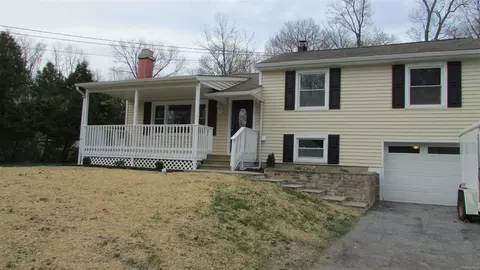 28 Hampton Rd, Poughkeepsie, NY 12601 photo 1