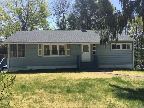 7 Van Siclen Dr, Poughkeepsie, NY 12601 photo 1