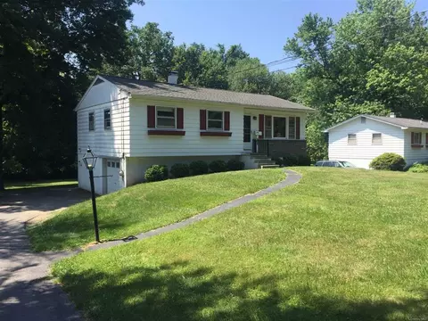 32 Chestnut St, Poughkeepsie, NY 12601 photo 1