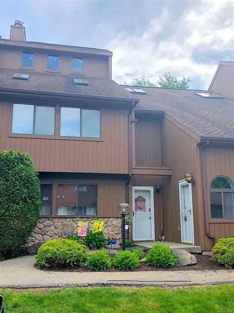 213 Falcon Ct, Poughkeepsie, NY 12603 photo 1