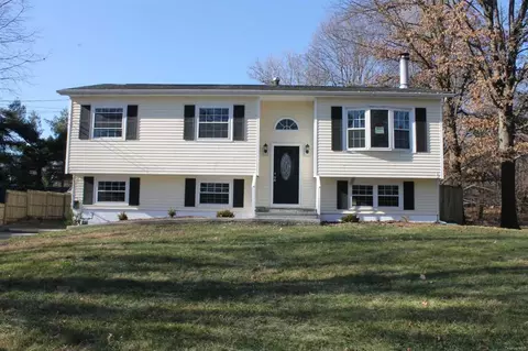 26 Gate Dr, Poughkeepsie, NY 12601 photo 1