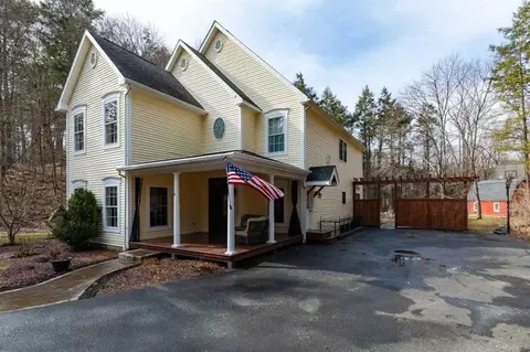 4 Redondo Dr, Poughkeepsie, NY 12603 photo 1