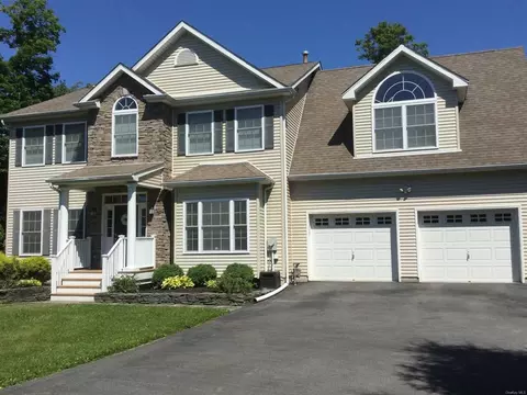 17 Bobrick Rd, Poughkeepsie, NY 12601 photo 1