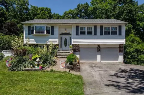 5 Mark Ct, Poughkeepsie, NY 12603 photo 1