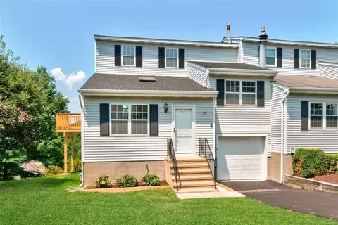 17 Hemlock Ct, Fishkill, NY 12524 photo 1