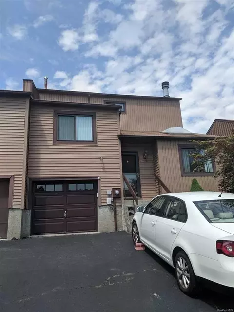 26 Walnut Ct, Fishkill, NY 12524 photo 1
