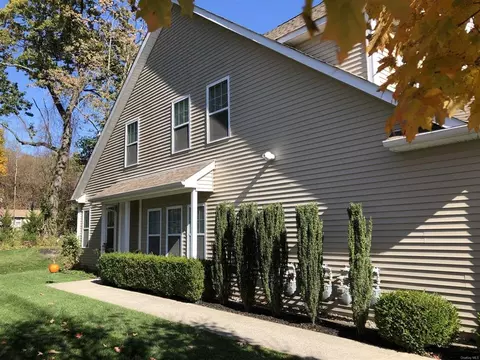 36 Halley Ct, Poughkeepsie, NY 12601 photo 1