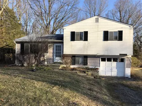 73 Cumberland Rd, Fishkill, NY 12524 photo 1