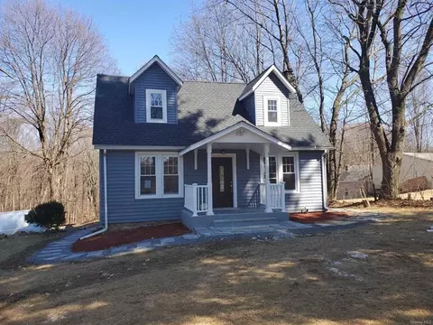 211 Overlook Rd, Poughkeepsie, NY 12603 photo 1