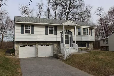 85 Gate Dr, Poughkeepsie, NY 12601 photo 1