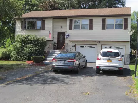 10 Eugene Ct W, Poughkeepsie, NY 12601 photo 1