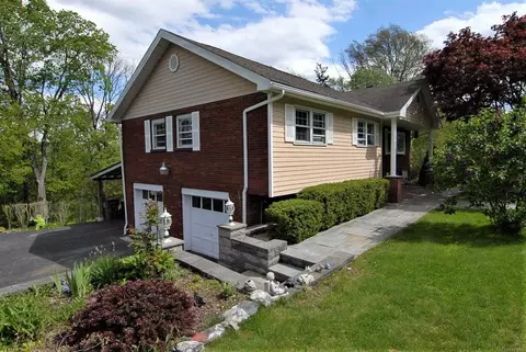 41 Skyview Dr, Poughkeepsie, NY 12603 photo 1