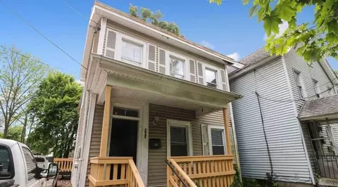 452 Maple St E, Poughkeepsie, NY 12601 photo 1