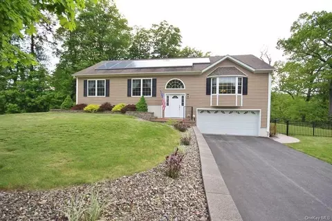 2 Riverview Cir, Poughkeepsie, NY 12601 photo 1