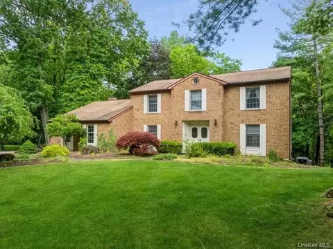 17 Jonathan Ln, Poughkeepsie, NY 12603 photo 1