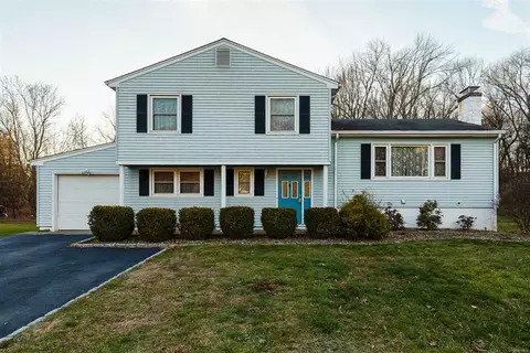 17 Lori St, Poughkeepsie, NY 12603 photo 1