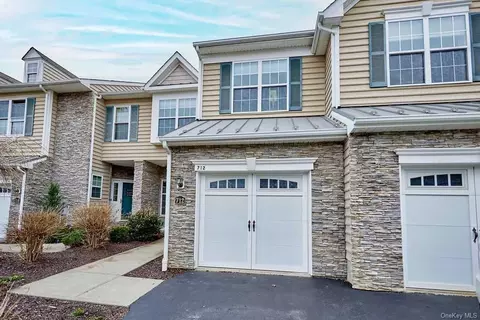 712 Huntington Dr, Fishkill, NY 12524 photo 1