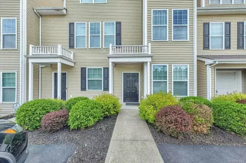 22 Erin Ct, Poughkeepsie, NY 12601 photo 1