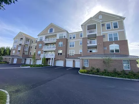 530 Regency Dr, Fishkill, NY 12524 photo 1