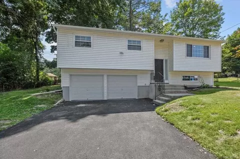 49 Robin Rd, Poughkeepsie, NY 12601 photo 1
