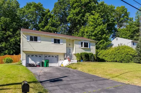 59 Robin Rd, Poughkeepsie, NY 12601 photo 1
