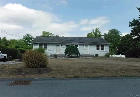 6 Flynn Ln, La Grange, NY 12603