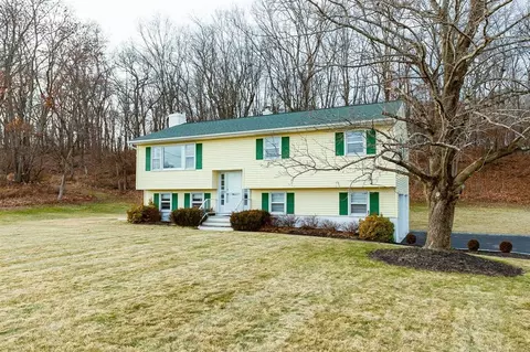 38 Robinson Ln, Poughkeepsie, NY 12603