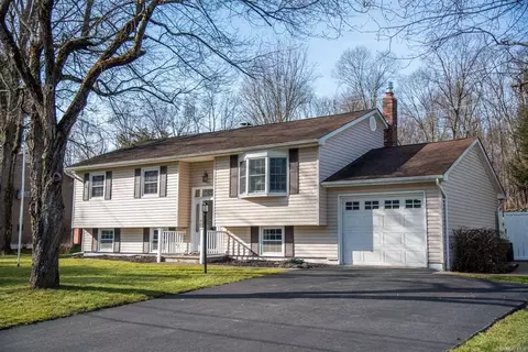 30 Split Tree Dr, Wappinger, NY 12590 photo 1