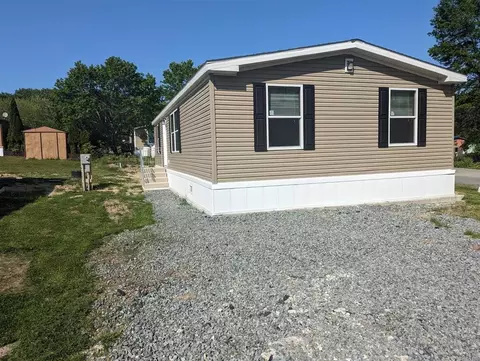 33 Shore Ln, Bloomingburg, NY 12721
