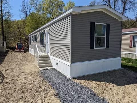 2 Mazies Ln, New Windsor, NY 12553