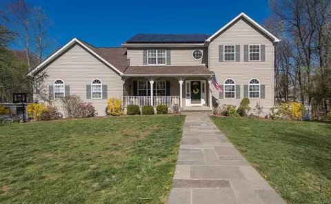 18 Coachlight Dr, Poughkeepsie, NY 12603 photo 1