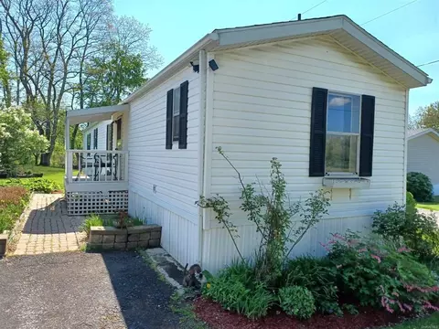 100 Yankee Folly Rd, New Paltz, NY 12561