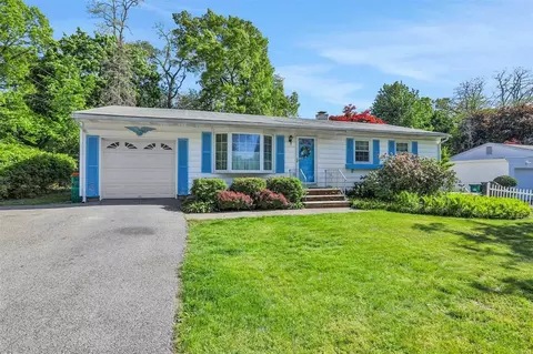 19 Cardinal Dr, Poughkeepsie, NY 12601