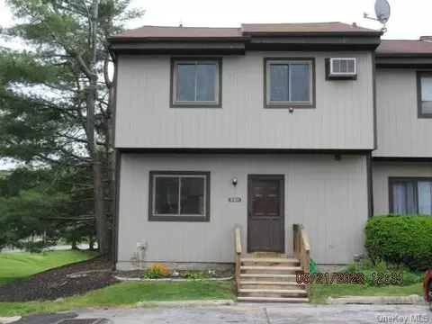 5101 Chelsea Cove Dr N, Beekman, NY 12533