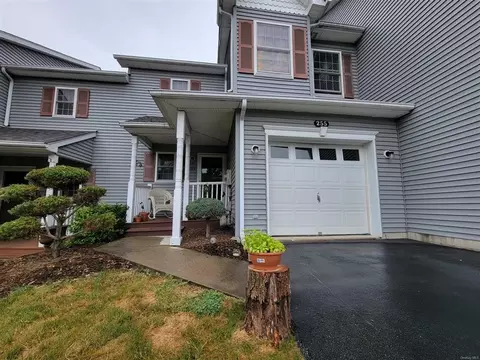 255 Pinebrook Dr, Hyde Park, NY 12538
