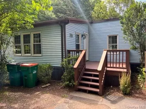 20 Leisure Ln, Hyde Park, NY 12538