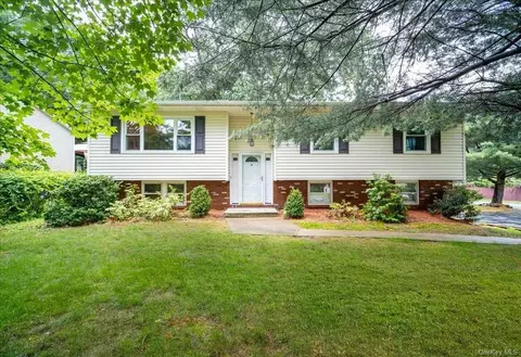 1 Drum Ct, Poughkeepsie, NY 12603
