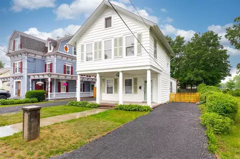 18 Harvey St, Hyde Park, NY 12538